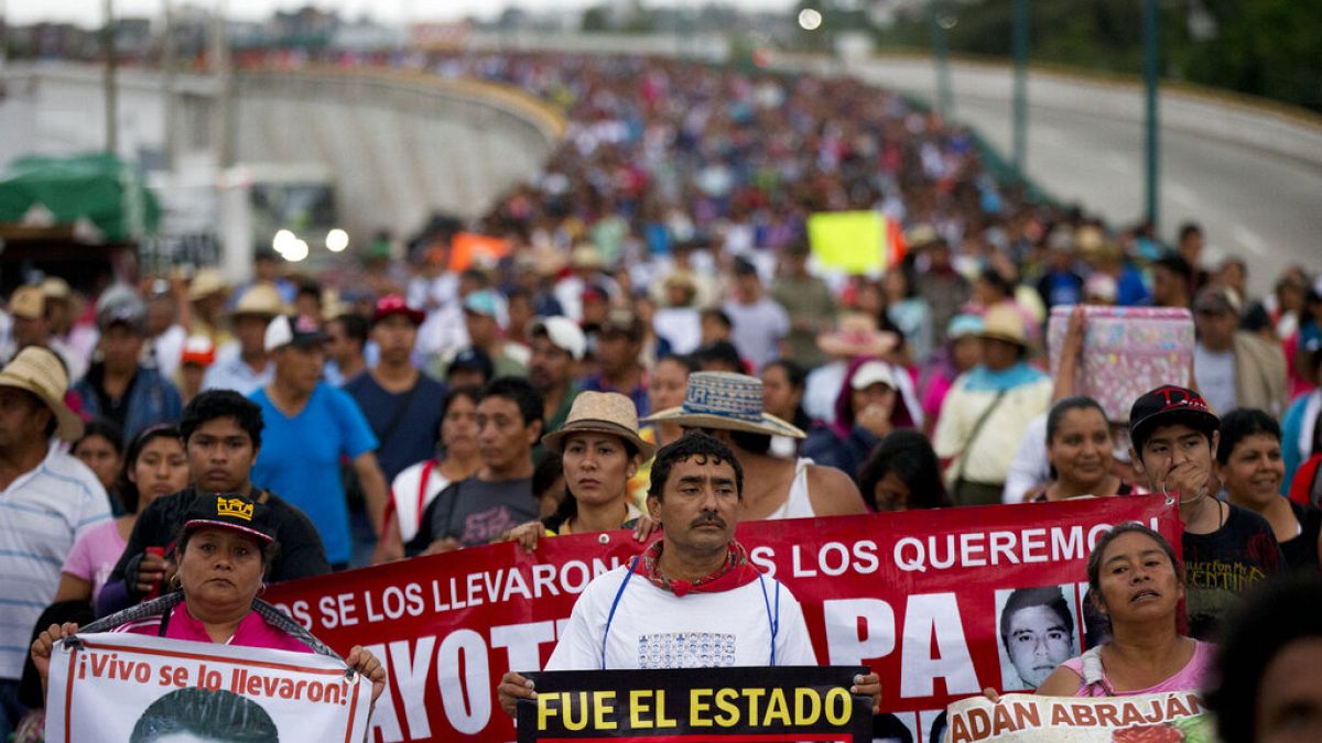 Arşiv: Meksika'da öğrencilerin kaybolmalarının birinci yıl dönümünde 26 Eylül 2015'te yürüyüş yapıldı