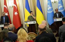 الرئيس الأوكراني فولوديمير زيلينسكي في مؤتمر صحفي مع الرئيس التركي رجب طيب أردوغان والأمين العام للأمم المتحدة أنطونيو غوتيريش، 18 أغسطس 2022.