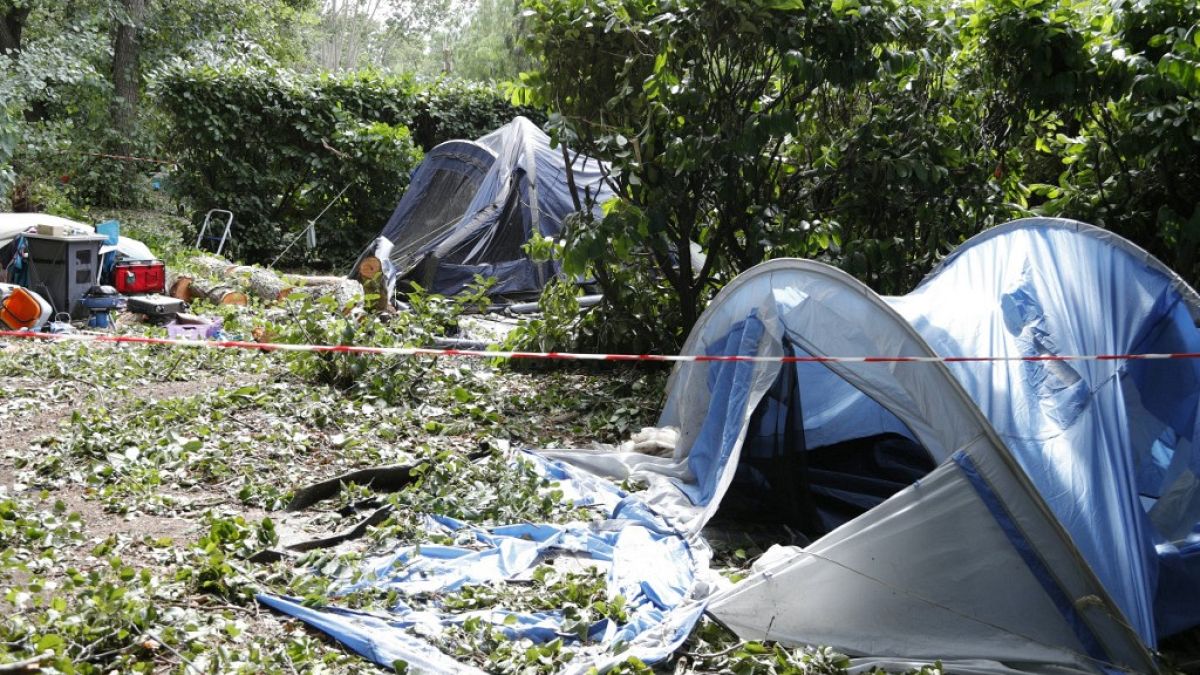 Vihar után megsérült sátorok 