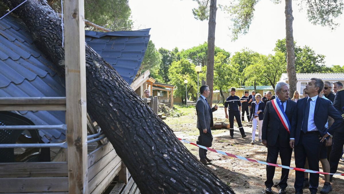 Frankreichs Innenminister Gérald Darmanin begutachtet Sturmschäden in Calvi auf Korsika