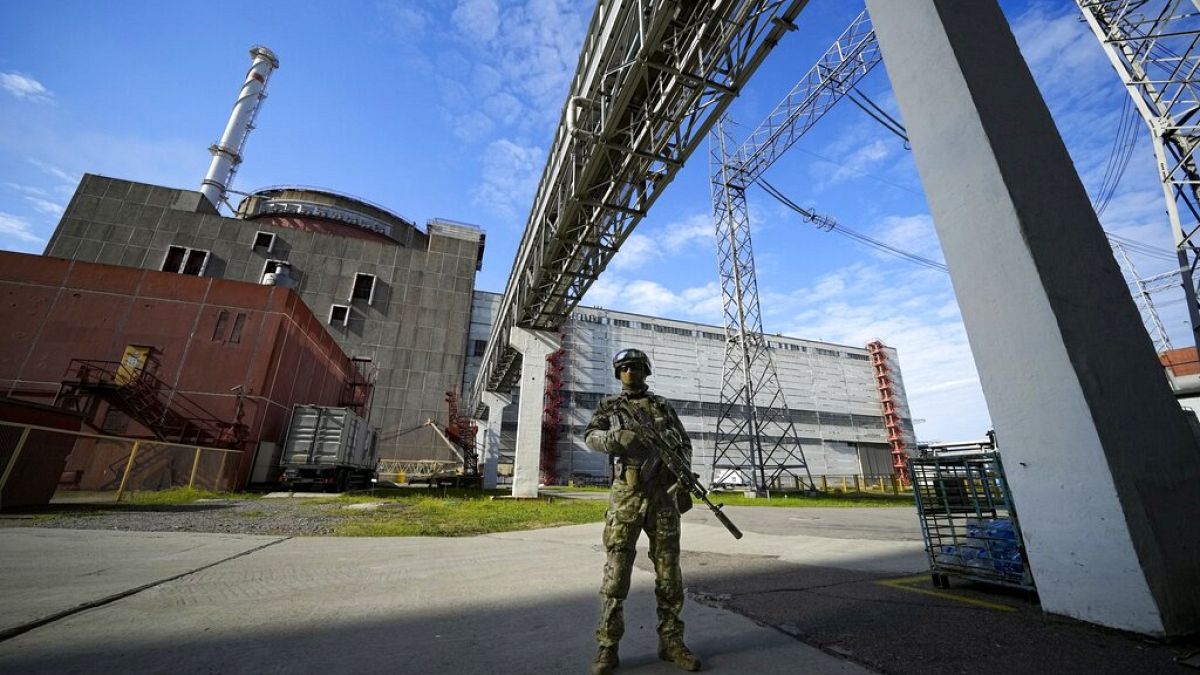 Orosz katona strázsál a zaporizzsjai atomerőműben.