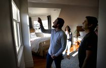 Airbnb, izin almadan parti düzenleyerek rezervasyon yaptırdığı eve zarar veren misafirlere yönelik "parti karşıtı teknoloji" kullanılacağını söyledi.