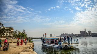 عبارة تقترب من رصيف للركاب للصعود والنزول في جزيرة الوراق، بالعاصمة المصرية القاهرة، في 12 مارس 2019.