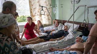 Нехватка врачей и лекарств, разрушенные и повреждённые больницы – последствия войны для системы здравоохранения Украины. 