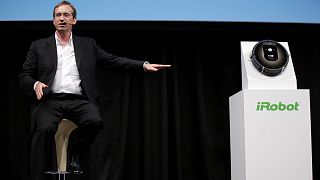 كولين أنجل الرئيس التنفيذي لشركة آي روبوت يكشف عن المكنسة الكهربائية "رومبا"  اليابان 2015