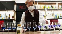 Egy bartender szakés koktélt készít egy tokiói "szaké-showroomban"