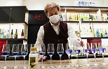 Un camarero sirve copas en la barra de un bar el Tokio.