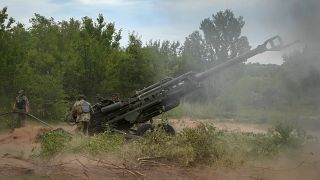 جنود أوكرانيون يقصفون مواقع للجيش الروسي
