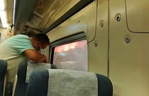 Aggódva néz ki egy utas a vonatablakból a spanyolországi Bejis közelében