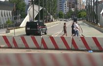 Il ponte divide la comunità serba da quella kosovara, a Mitrovica. I carabinieri fanno parte del KFOR e controllano.