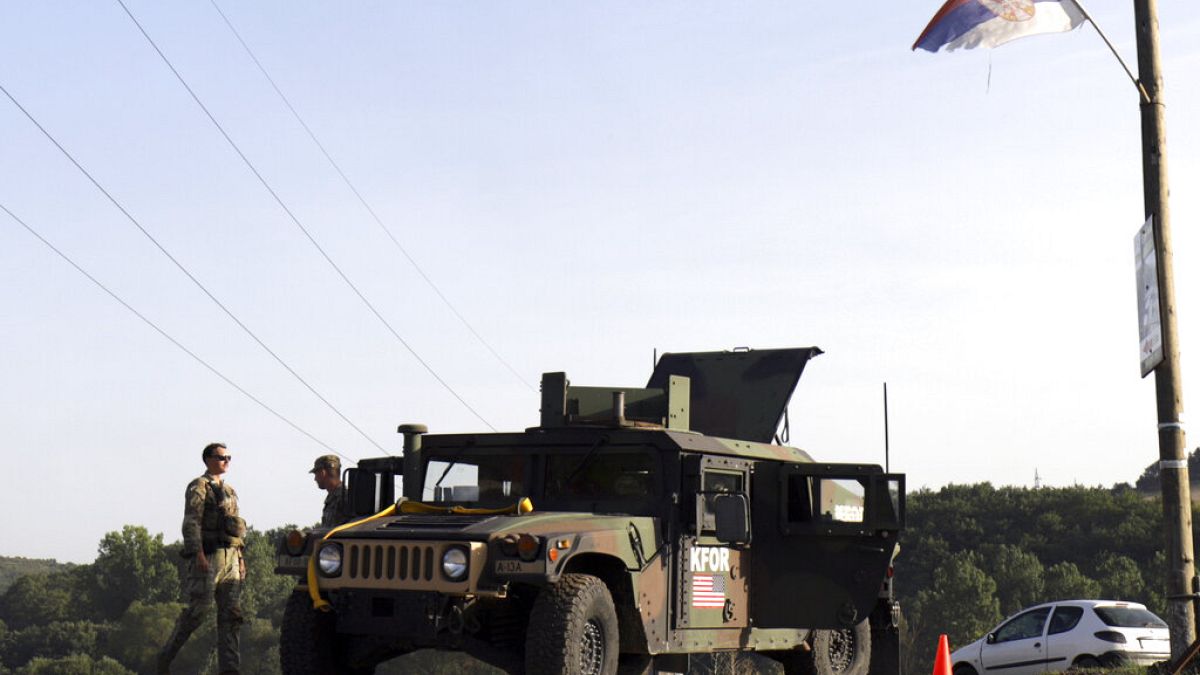 Αμερικανοί στρατιώτες της ειρηνευτικής δύναμης KFOR, φρουρούν σημείο ελέγχου στο δρόμο κοντά στο χωριό Leposavic, στο βόρειο Κόσοβο, 18 Αυγούστου 2022