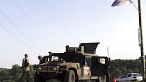 Αμερικανοί στρατιώτες της ειρηνευτικής δύναμης KFOR, φρουρούν σημείο ελέγχου στο δρόμο κοντά στο χωριό Leposavic, στο βόρειο Κόσοβο, 18 Αυγούστου 2022