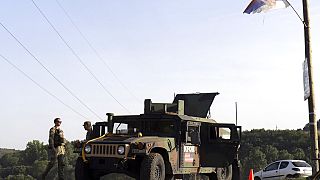 Des véhicules de la KFOR postés près de la frontière serbo-kosovare. 