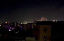 Füstfelhők a házak fölött Mogadishuban 2022.augusztus 19-én