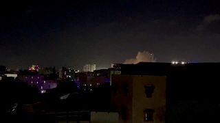 Füstfelhők a házak fölött Mogadishuban 2022.augusztus 19-én