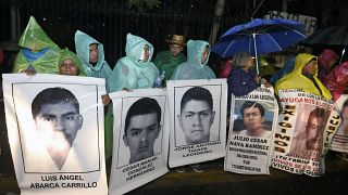 Familiares portan fotos de los desaparecidos de Ayotzinapa