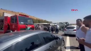 Un grupo de ciudadanos acude al lugar del accidente, en una carretera de Gaziantep, en Turquía
