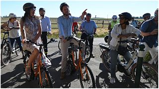وزير النقل الفرنسي كليمان بون مع راكبي الدراجات