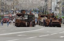 Tanques rusos destruídos se exhiben en Kiev