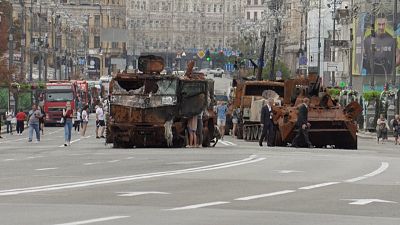 Des véhicules militaires russes déposés à Kyiv, le 20 août 2022