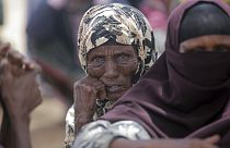 Dünya Gıda Programı İcra Direktörü David Beasley'nin konuşmasını dinleyen Kenyalı köylü kadınlar
