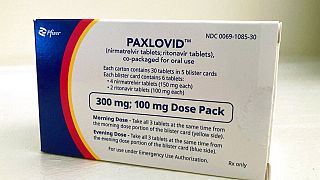 Paxlovid tedavisi uygulanan hastaların önce negatif çıkan Covid-19 testlerinin daha sonra tekrar pozitife döndüğü görüldü