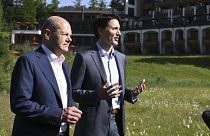المستشار الألماني أولاف شولتس مع رئيس الوزراء الكندي جاستن ترودو في قمة مجموعة السبع بألمانيا 27/06/2022