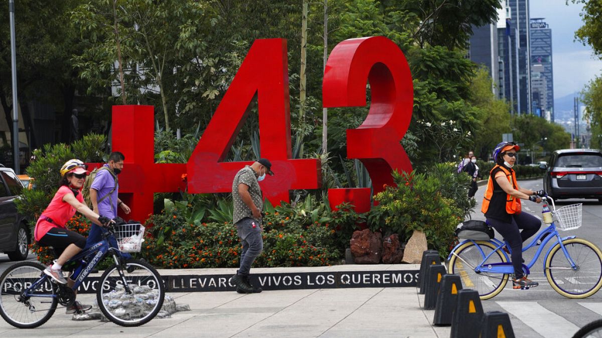 Un monumento, con un numero, per le strade di Città del Messico: per ricordare i 43 studenti scomparsi. 