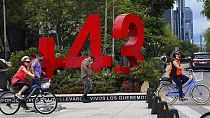 Un monumento, con un numero, per le strade di Città del Messico: per ricordare i 43 studenti scomparsi. 