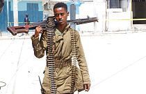 Сомалийский солдат патрулирует территорию вокруг отеля Hayat в Могадишо, Сомали. 20 августа 2022.