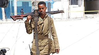 Katona járőrözik a mogadishui Hayat szálloda előtt