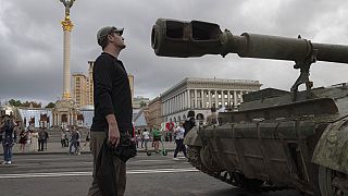 Un Ukrainien regarde les chars russes exposés à Kiev