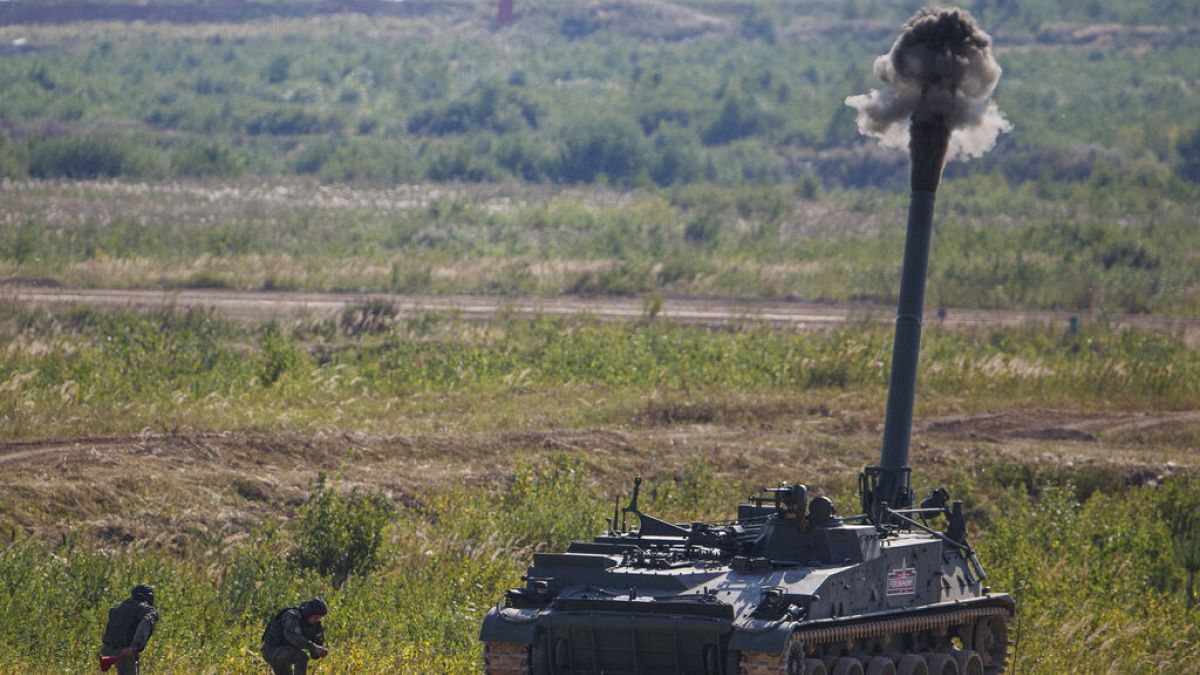 Dél-oszétiai katonák T-72 B3 harckocsijukkal a Nemzetközi Hadijátékok tankbiatlonjának egyéni versenyében a Moszkva melletti Alabinóban 2022. augusztus 19-én