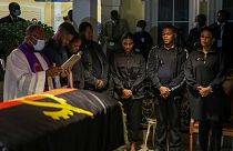 Viúva e parte da família de José Eduardo dos Santos em cerimónia de corpo presente na residência oficial do antigo presidente de Angola