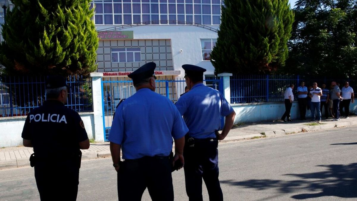 Albán rendőrök Tiranában 2019 júniusában