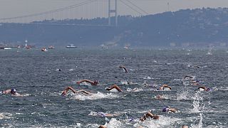 Schwimmer*innen im Bosporus