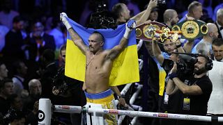 Украинский боксер Александр Усик празднует победу. Джедда, Саудовская Аравия. 21 августа 2022.