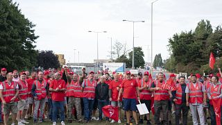 أعضاء من نقابة يونايتد يقفون أمام ميناء فيلكستو  21/08/2022
