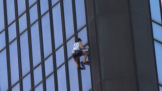 أليكسيس لاندوت وهو يتسلق برج ميركوريالز