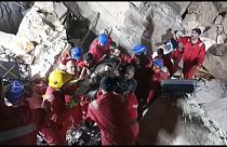 Les équipes de sauveteurs extrait un rescapé des décombres d'un sanctuaire de la ville de Kerbala, en Irak, le 21 août 2022.