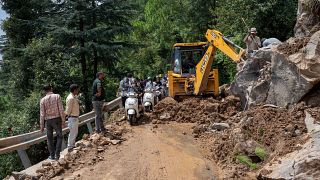 Munkagéppel tisztítják a lezúdult sártömeget az észak-indiai Dharamszalában történt földcsuszamlás helyszínén 2022. augusztus 21-én - képünk illusztráció