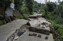 Weggespülte Straße in Dharmsala, Indien
