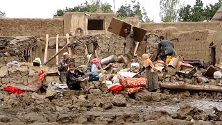 20 شخصاً على الأقل يلقون حتفهم جرّاء فيضانات نجمت عن أمطار غزيرة هطلت في ولاية لوكر شرق أفغانستان حيث دمّر أكثر من 3000 منزل، 21 أغسطس 2022. 
