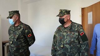 Militares albaneses en un hospital de Tirana