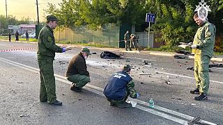 Investigadores no local da explosão do carro conduzido por Daria Dugina