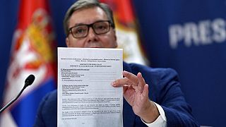 Il presidente serbo Aleksandar Vučić mostra il documento "entrata/uscita" dal Kosovo. (21.8.2022)