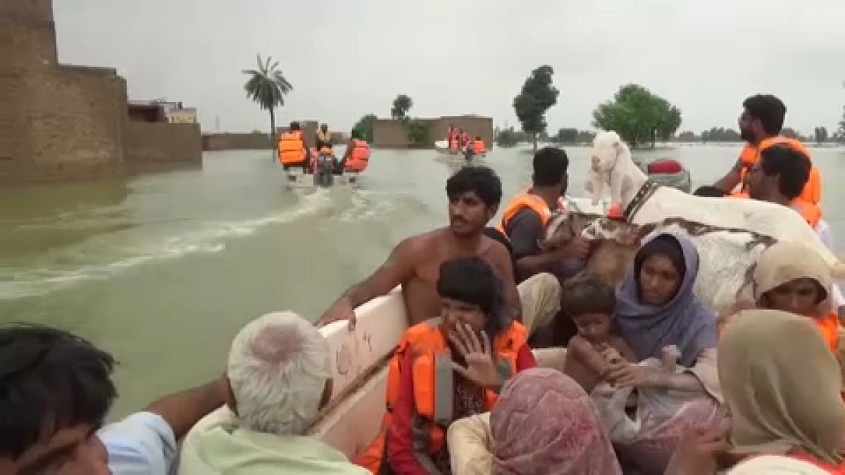 مئات الفلاحين الباكستانيين في مدينة فازالبور جنوب البنجاب يضرون إلى الفرار من منازلهم إثر ارتفاع منسوب مياه الفيضانات إلى مستويات غير مسبوقة 22 أغسطس 2022.