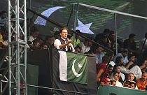 Imran Khan az egyik újabb választásokat követelő tüntetésen 2022 augusztusában