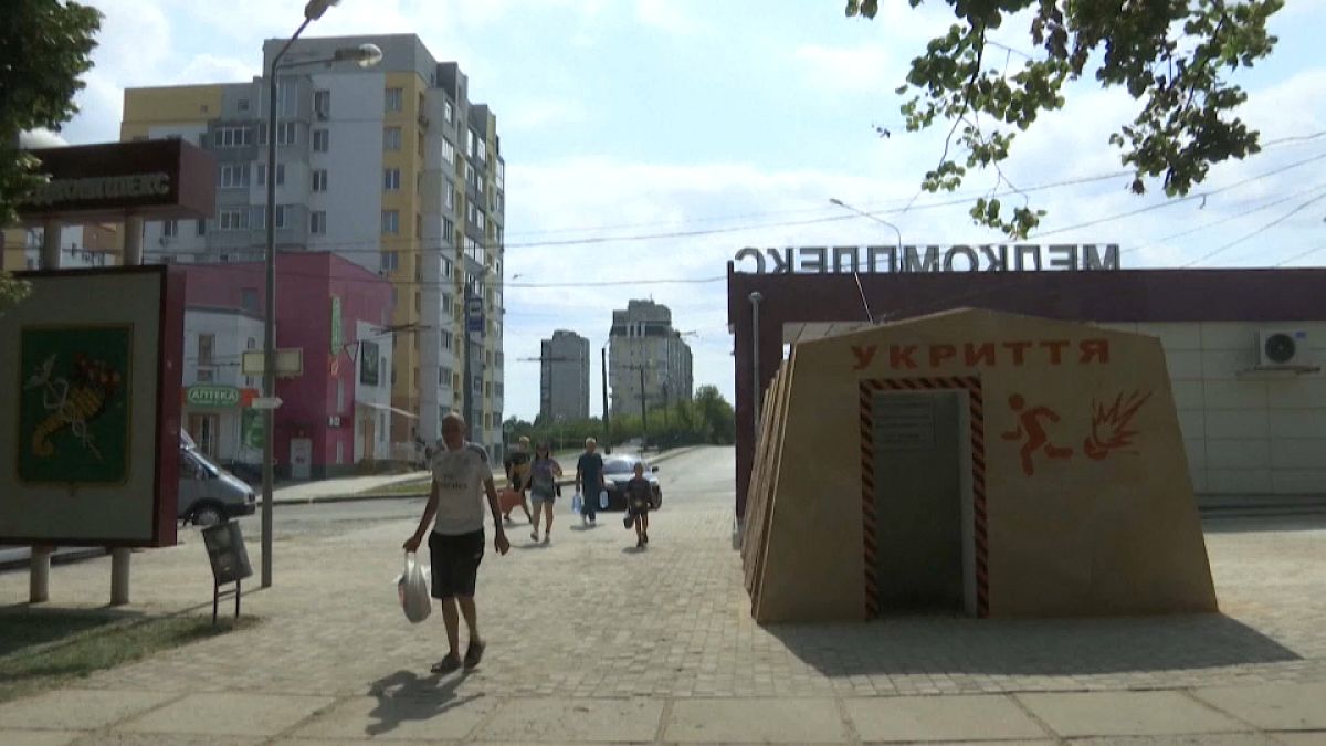 Abrigo antiaéreo é a primeira de 25 estruturas do tipo a ser instalada em Kharkiv