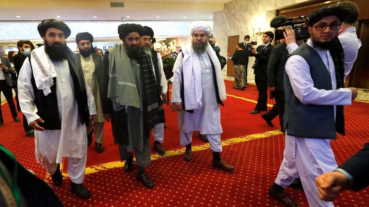 يصل المؤسس المشارك لطالبان الملا عبد الغني بارادار مع أعضاء آخرين من وفد طالبان لحضور مؤتمر سلام دولي في موسكو، روسيا، الخميس 18 مارس 2021